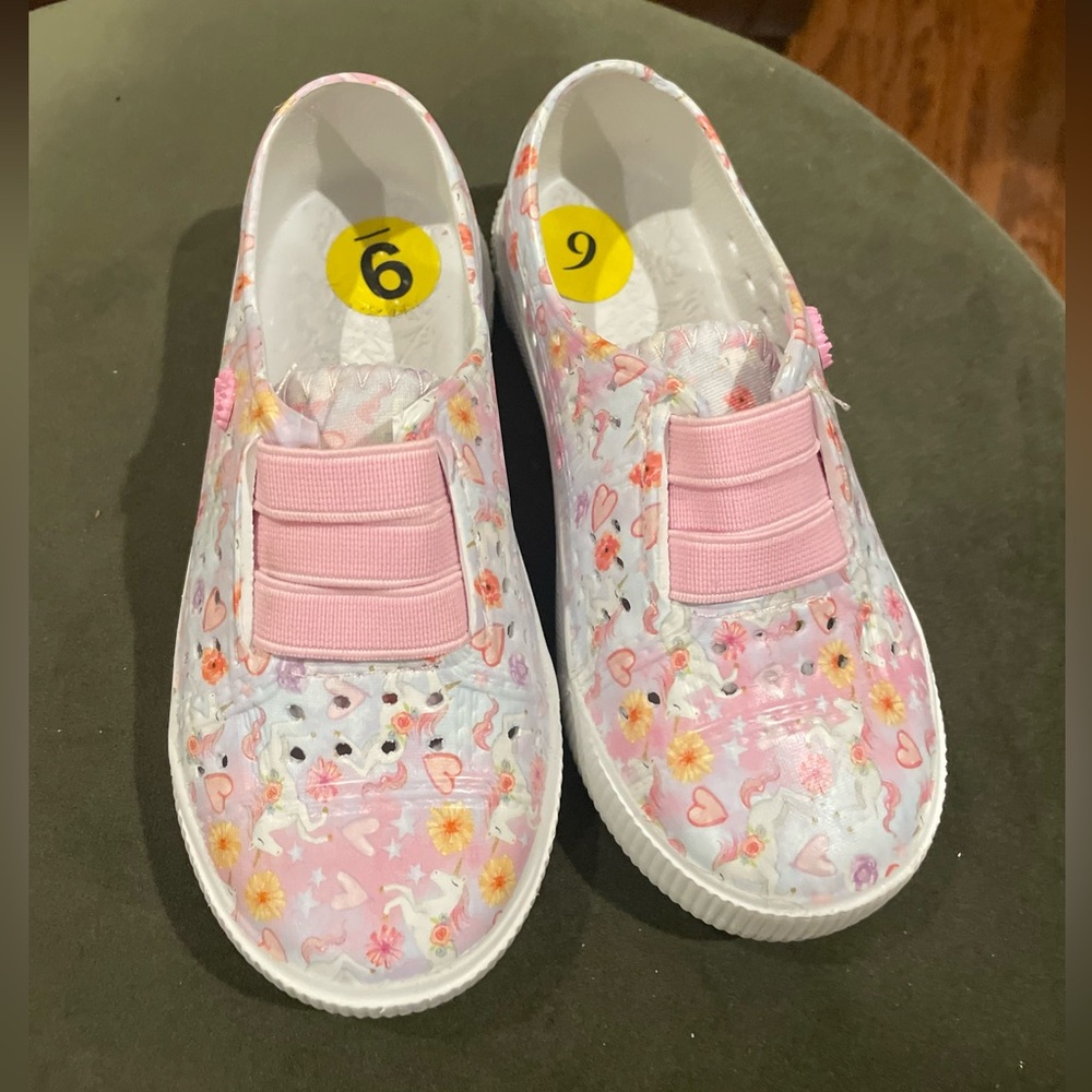 Little girls waterproof slip on shoes. Size 9. Beach shoes.